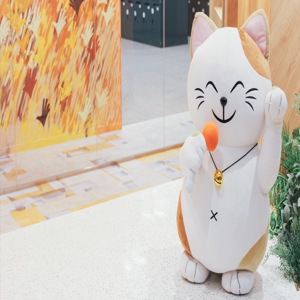 カラオケまねきねこ」キャラクター・まねっきーと案内する、渋谷本社の