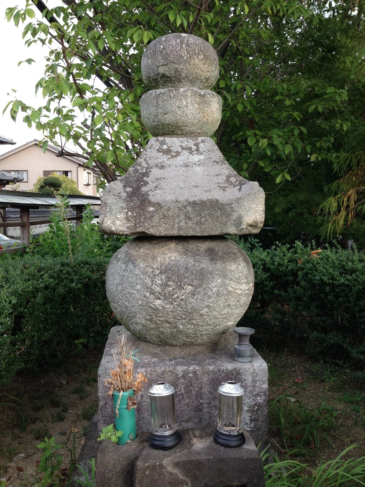 4部式五輪塔（室町時代） 近畿地方の石造物㉒：立野五輪塔（伝・松永久秀供養塔）｜綾