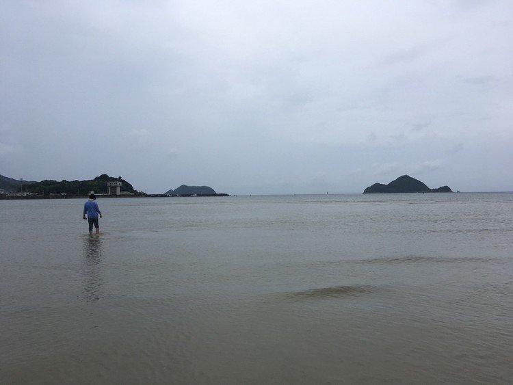 一見同じに見える「海」という風景。足をつけてみると、想像以上に生暖かい。振り返ってみると、川が流れこんでいるのがわかる。少しずつ離れていくと冷たくなっていく。ゆらりゆらりと優しくうねる海面に、細かい雨が降り注ぎ、点や円を描いていく。波と雨のハーモニーを感じる表情豊かな霧雨の浜辺で。