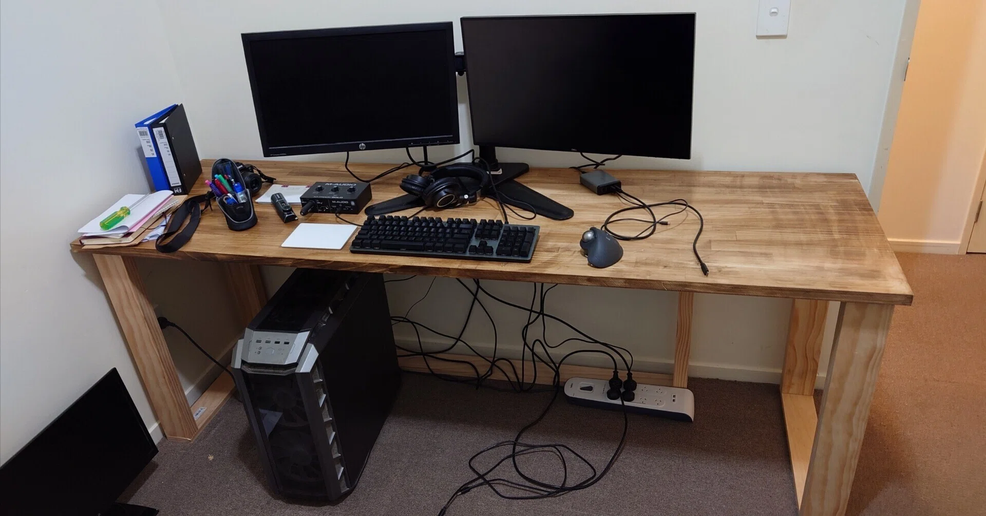 やばいくらいに物価高なNZで予算$300以内でPCデスクをDIYした|tonoccho やばいくらいに物価高なNZで予算$300以内でPCデスクをDIYした|tonoccho