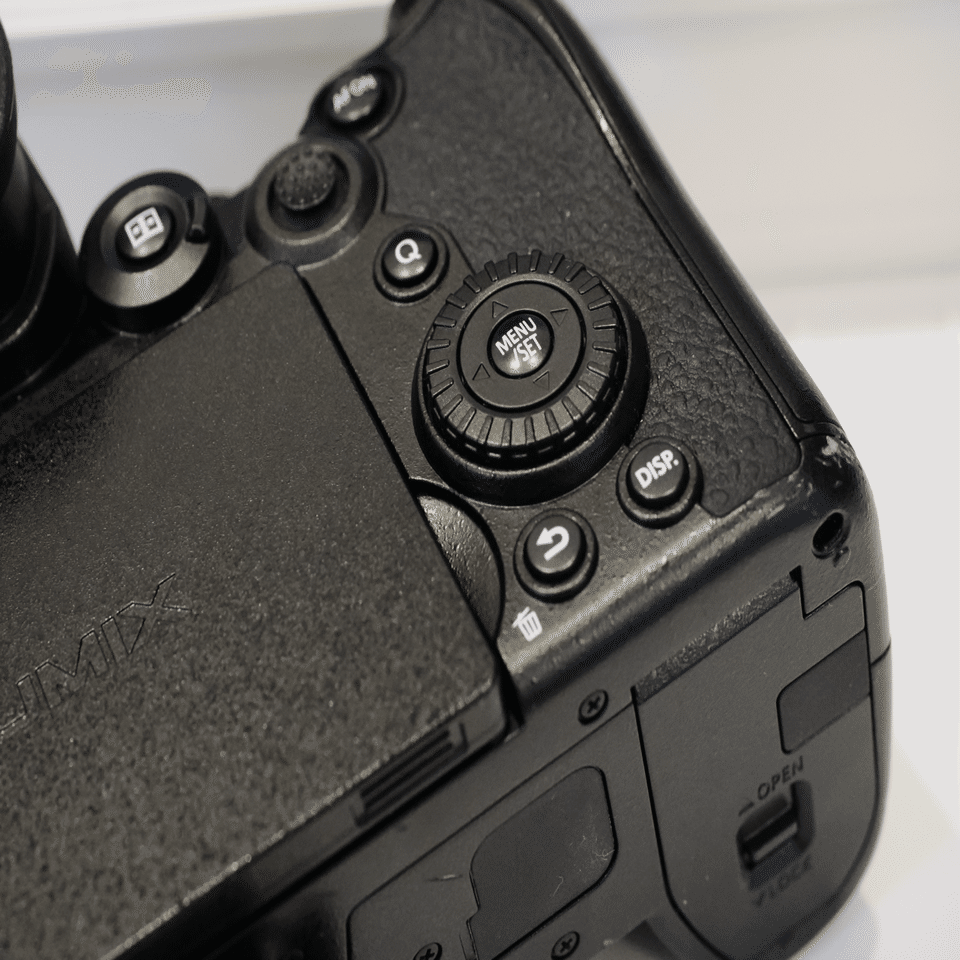 OM-1MARKIIレビュー【外観・設計デザイン編】｜まつ