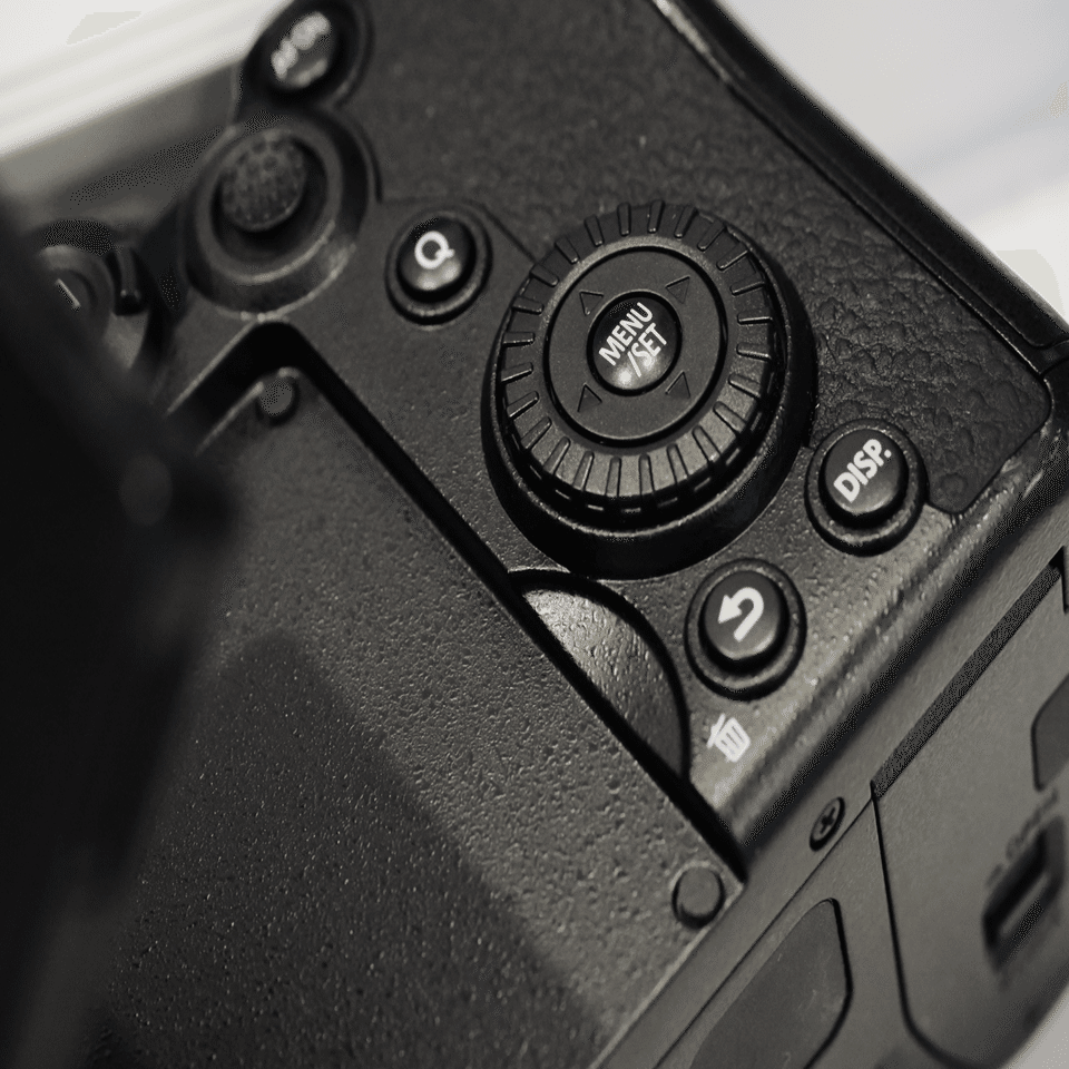 OM-1MARKIIレビュー【外観・設計デザイン編】｜まつ