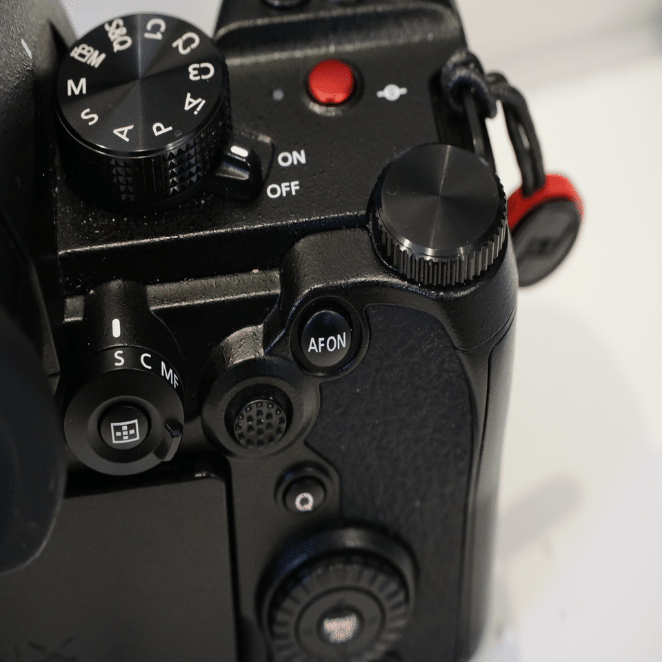OM-1MARKIIレビュー【外観・設計デザイン編】｜まつ