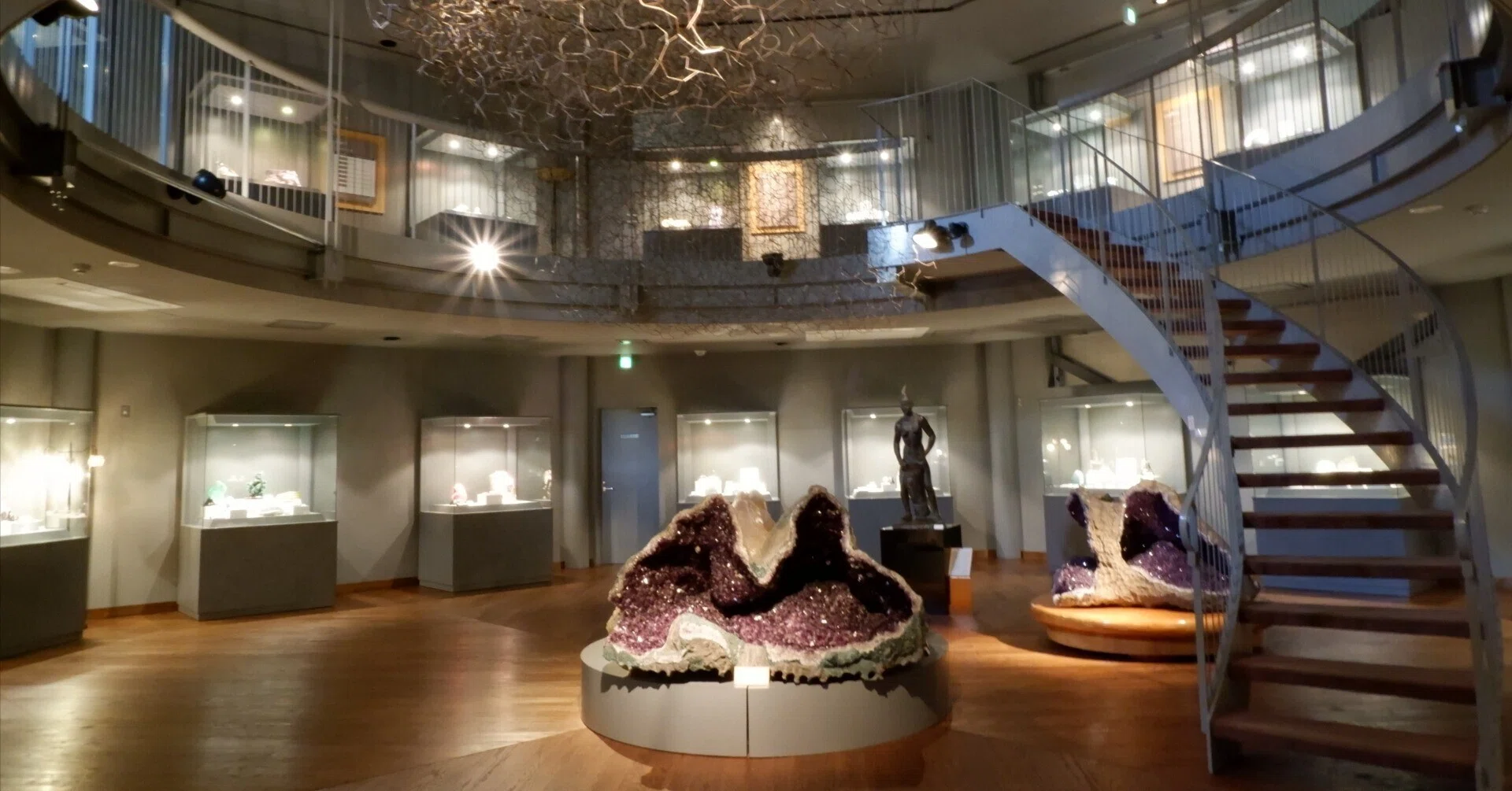 y原石の博物館 入場無料の博物館。世界中から集められた美しい宝石や