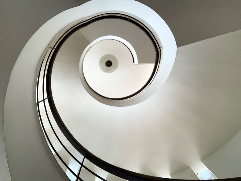 螺旋階段、上から見るか下から見るか。イスラエルの初代大統領であり化学者でもあるハイム・ヴァイツマンの家にて