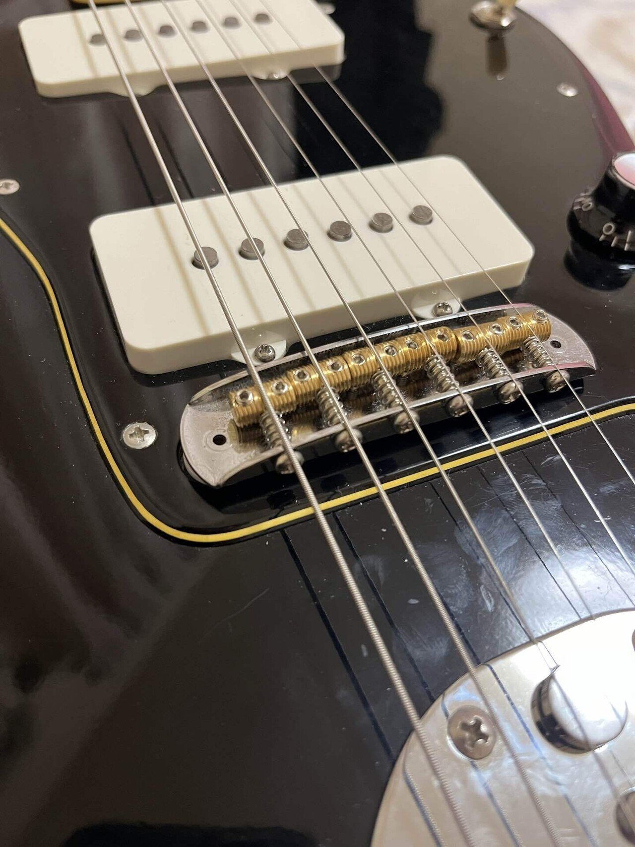 ジャズマスターのサドル｜瀬崎