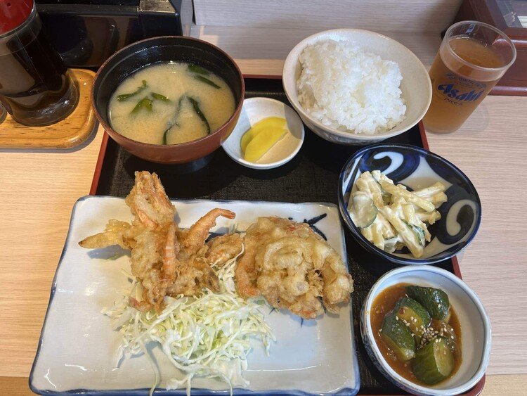 今日の昼食は八丁堀の安さん八丁堀店の昼定食。小エビから揚げ、マカロニサラダ、キュウリ.キムチ炒め。680円。相変わらず安いな。 #安さん