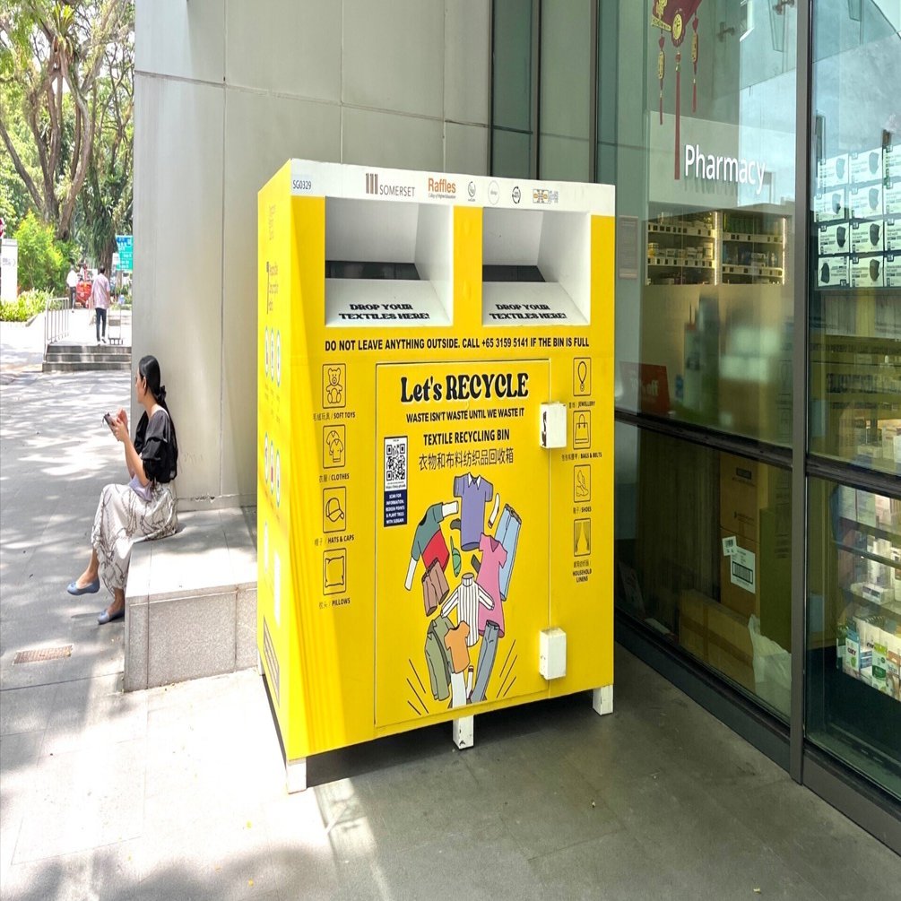 リサイクル シンガポールの黄色いリサイクル箱。循環ファッションを目指すCloopの