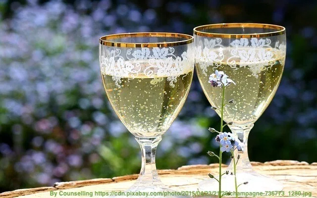 sparkling 火花を発する、まばゆい、発泡性の 火花を散らすという動詞…｜QP79