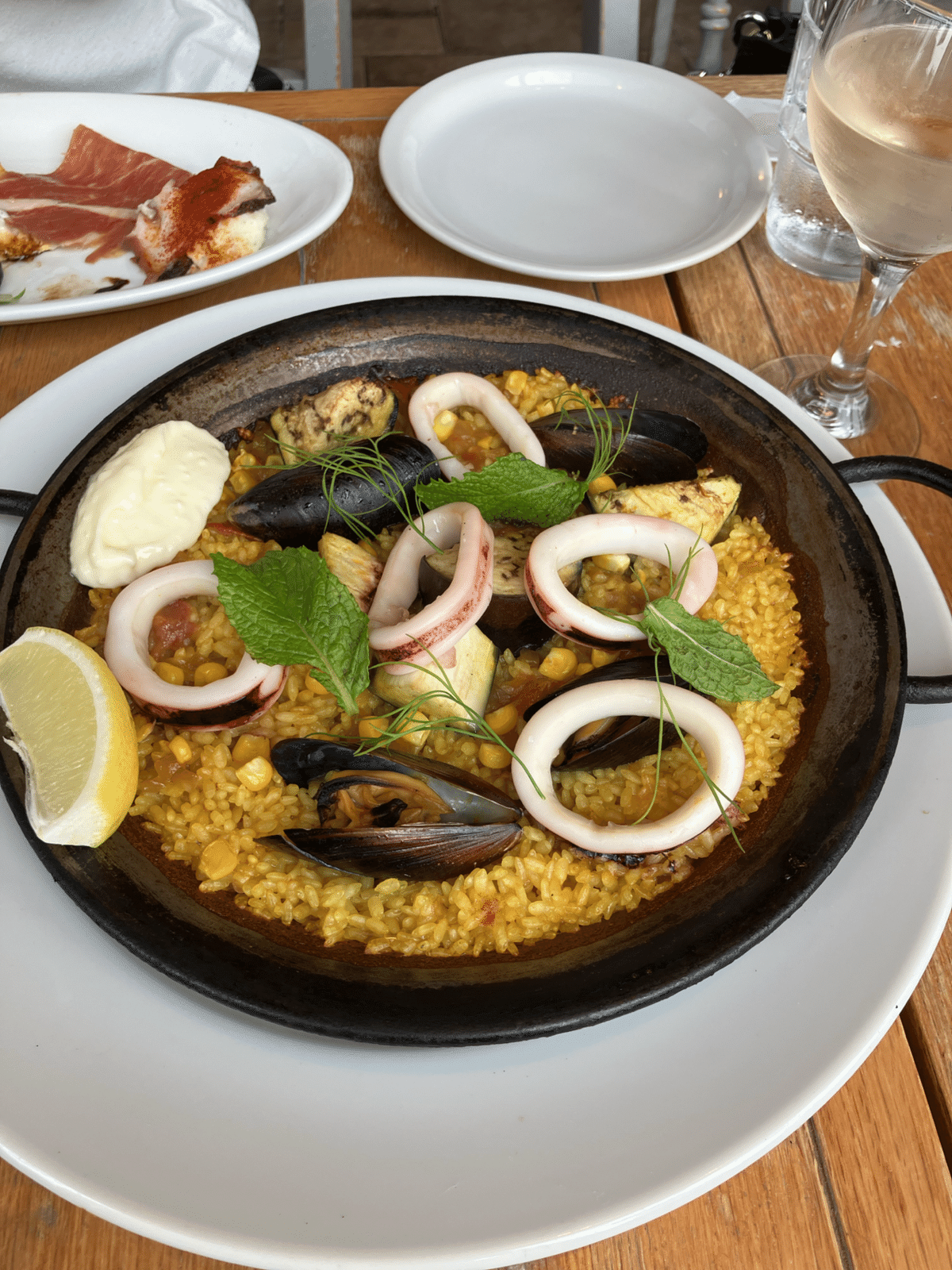 極上のパエリアとタパスに大満足！ランチタイムの贅沢なひととき