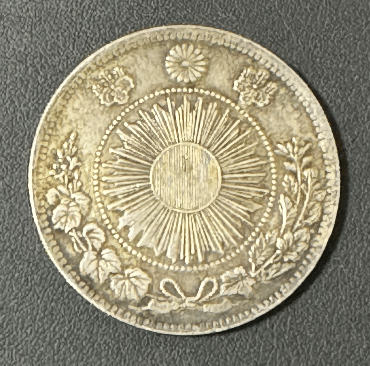 日本 一圓 銀貨 龍と鳳凰のデザイン 歴史の中の美術品:近世日本の銀貨に龍が舞っていた|雲