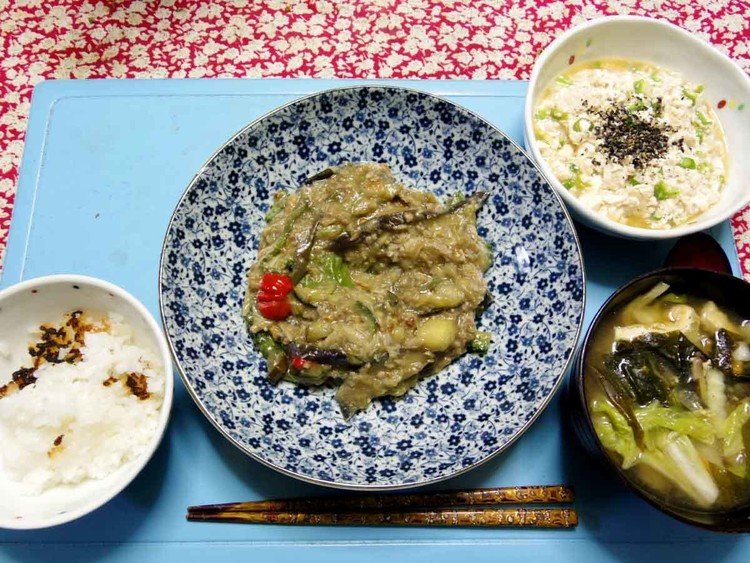 今夜は麻婆茄子ゴーヤピーマンエノキ、豆腐オクラ柚子の砕いた和え物、白菜と蚊のお味噌汁、炊き立てご飯です。