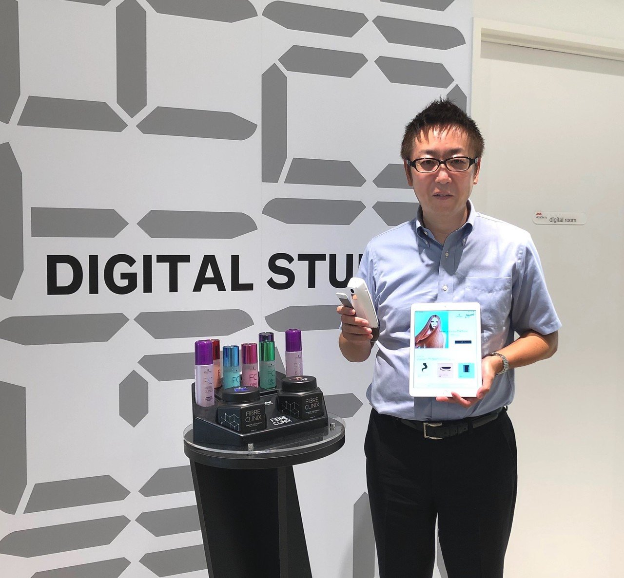 シュワルツコフの美容室向けIoT、5分で髪内部の状態を分析。世界 シュワルツコフの美容室向けIoT、5分で髪内部の状態を分析。世界