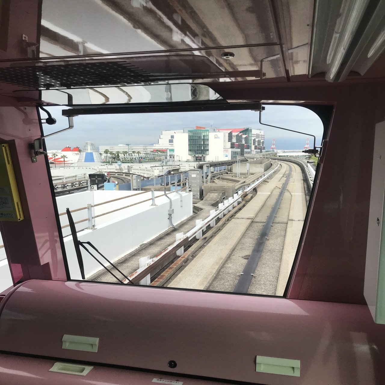 自動運転の電車でスマホばかりを見る人々 いしい塾長 新しい学びを広める塾長 Note