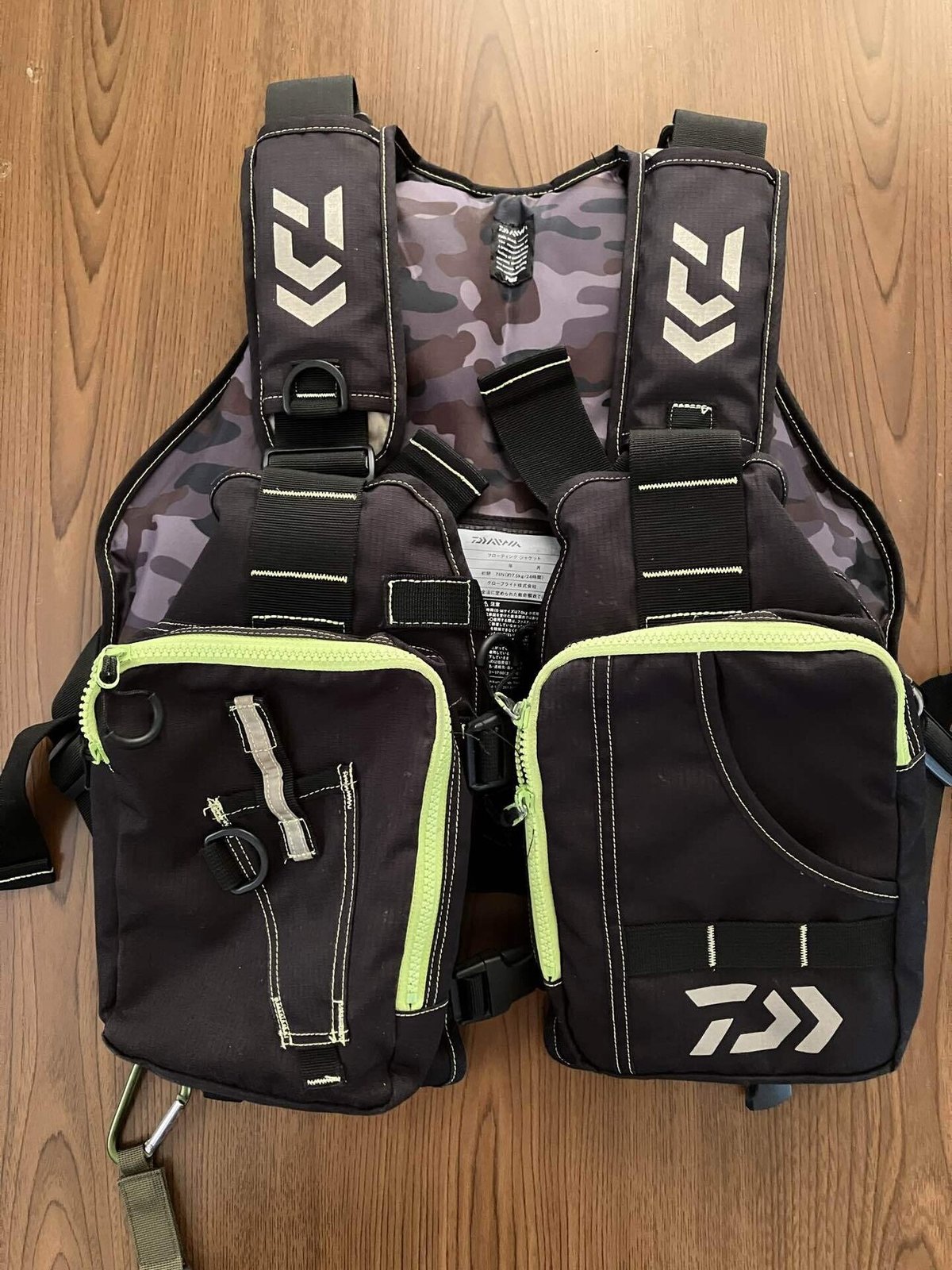 ダイワDAIWA フィッシングベスト フロートゲームベスト ブラックカモ  