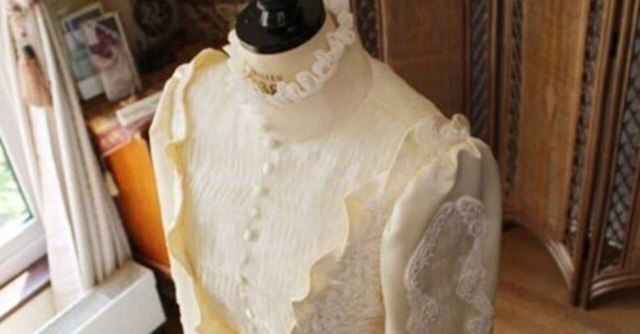 ヴィンテージ風で19世紀バッスル時代を連想させるアンティーク