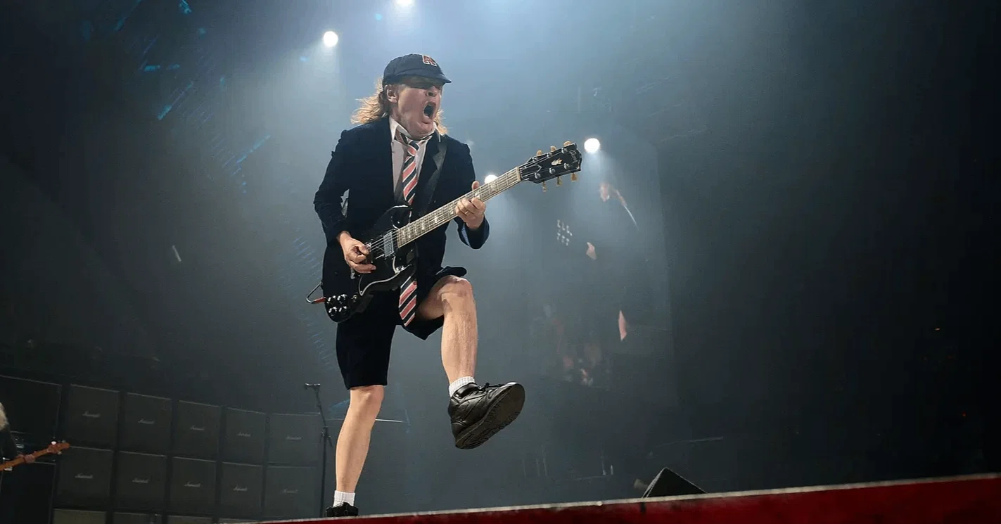 AC/DCのアンガス・ヤングが使用したエフェクター解説：ロックの巨人を