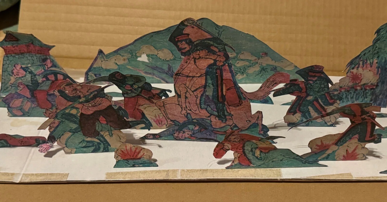 立体で日露戦争などの戦闘場面を再現する「組上」「おもちゃ絵」は