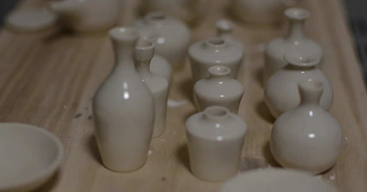 九谷の粘土と釉薬で作った器に赤絵を施す｜ミニチュア陶芸家 市川 智章