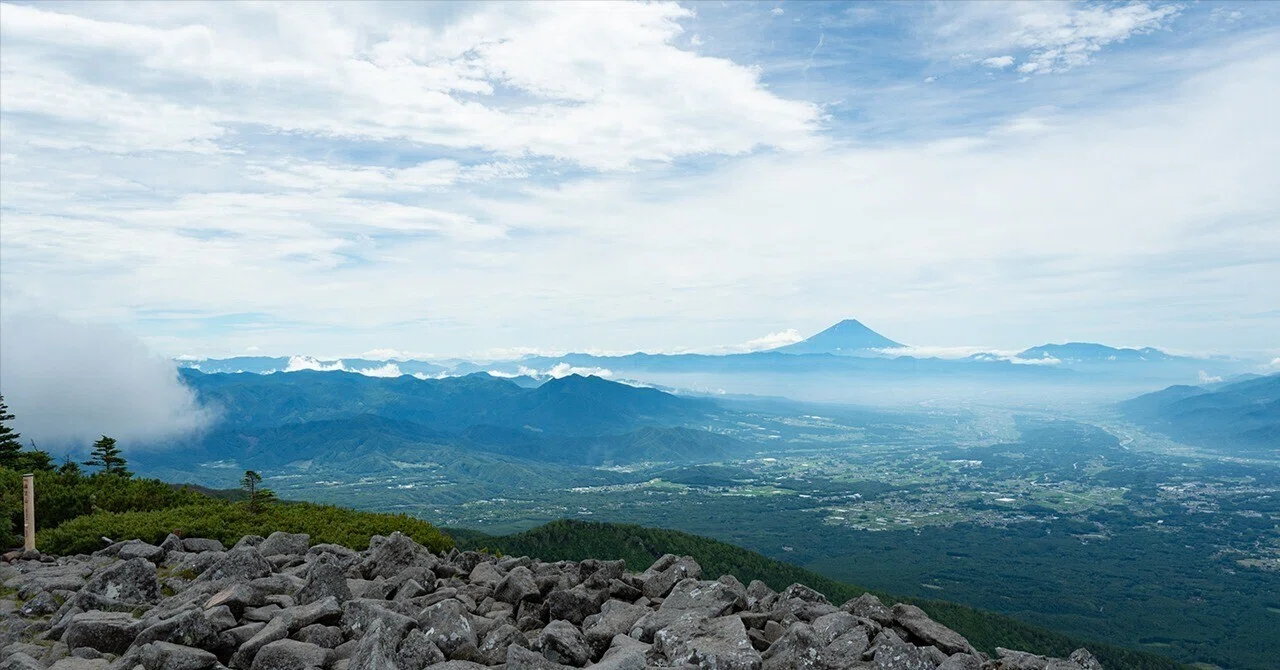 初めての車中泊！霧と風に翻弄される〜編笠山〜｜ほんだよしこ | 山と