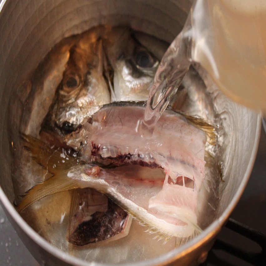 鯵の味噌汁は分煮るとおいしい 樋口直哉 Travelingfoodlab Note