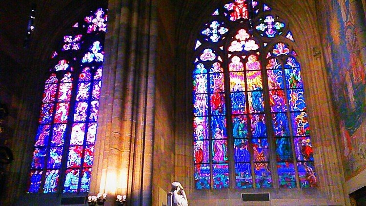 プラハの教会からの写真を。ステンドグラスってのは何でこんなにキレイなのかと毎度毎度思います(*´ー｀*)
神聖さもさることながら職人技に惚れ惚れ…