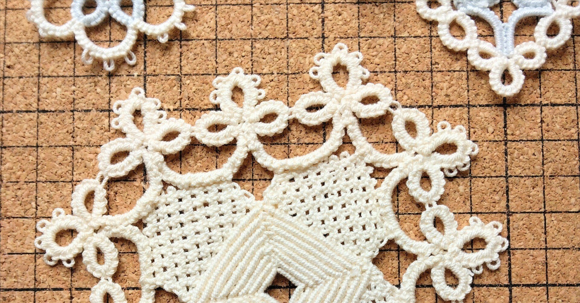 マクラメ ＋ タティング」のドイリーが1つできてしまった｜owarimao