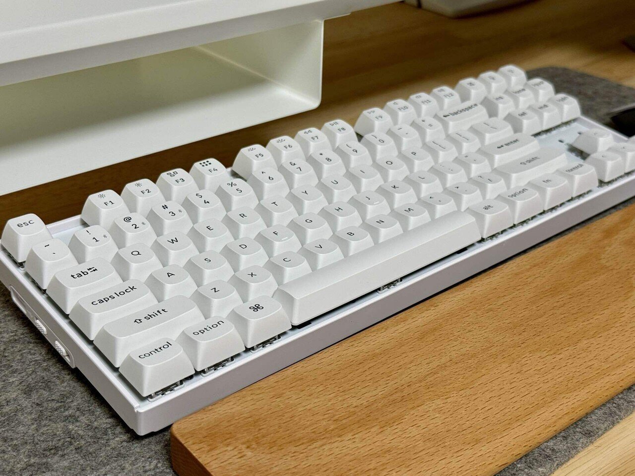 デスク環境整備#04 デスクシェルフとキーボード｜みかづき