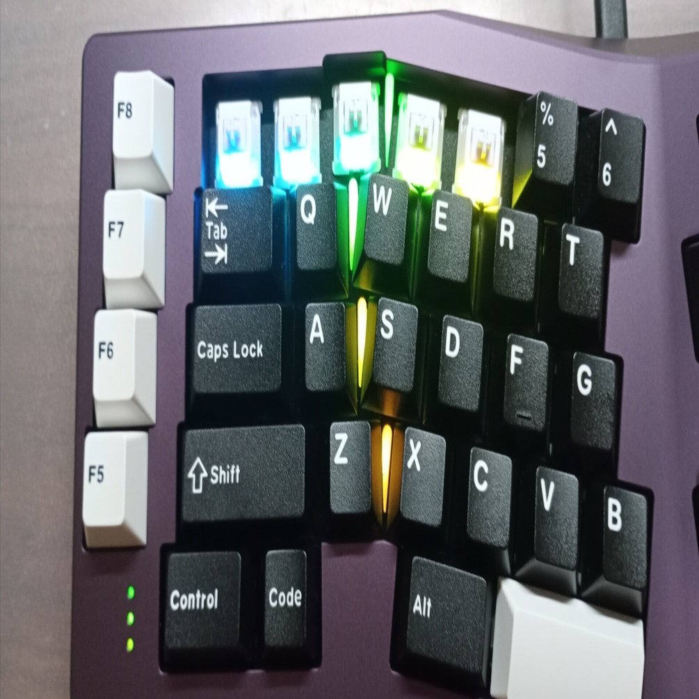 Neo Ergo + 専用リストレスト カスタムキーボード Neo Ergoによってキーボード戦争が一旦休戦。｜LEMONΠ