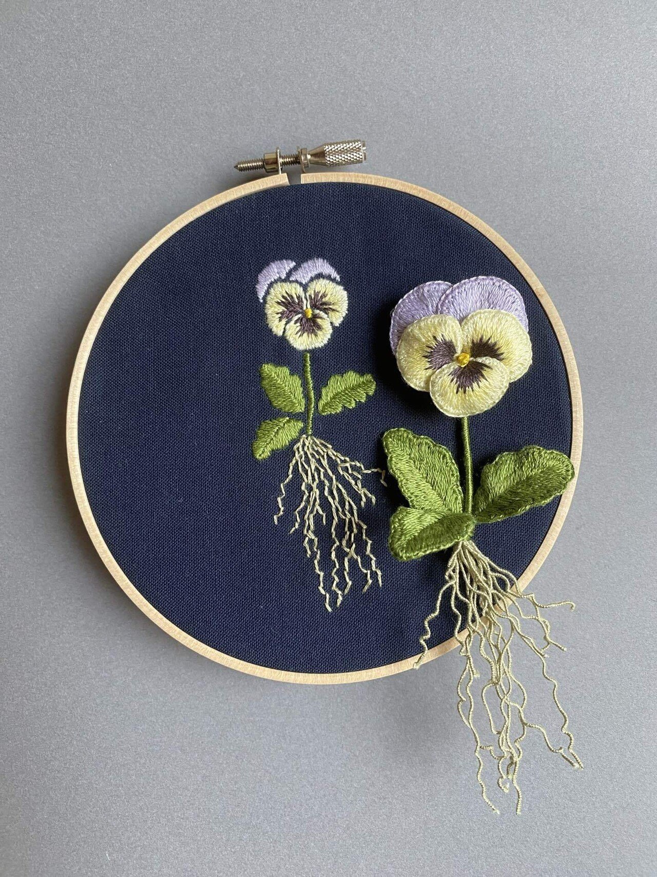 パンジー立体刺繍と平面刺繍の作り方【図案あり】｜水谷禎子（みずたに