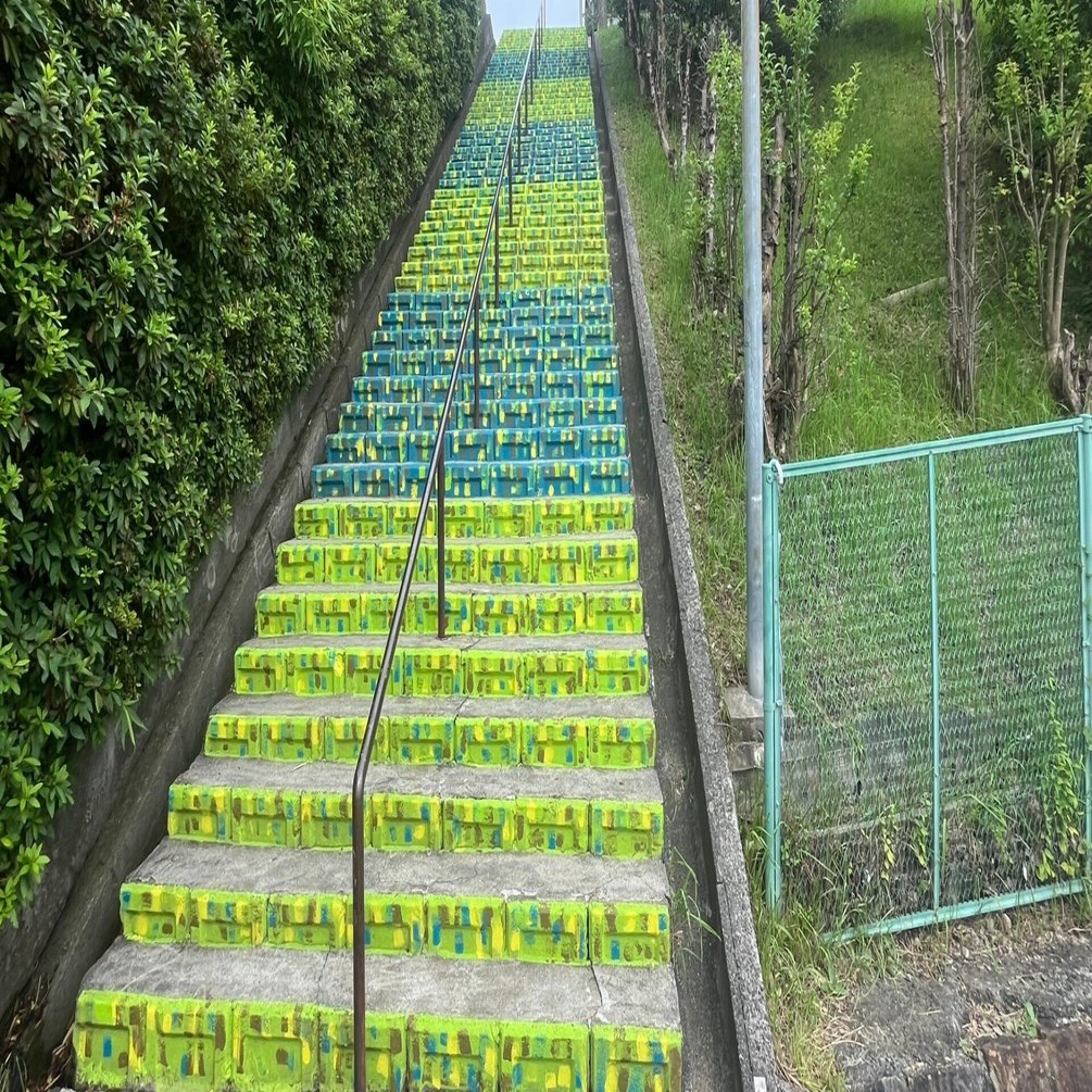 夏の日に 歩いた先の 階段に ペンキデザイン ほっこり気分｜奥河内から