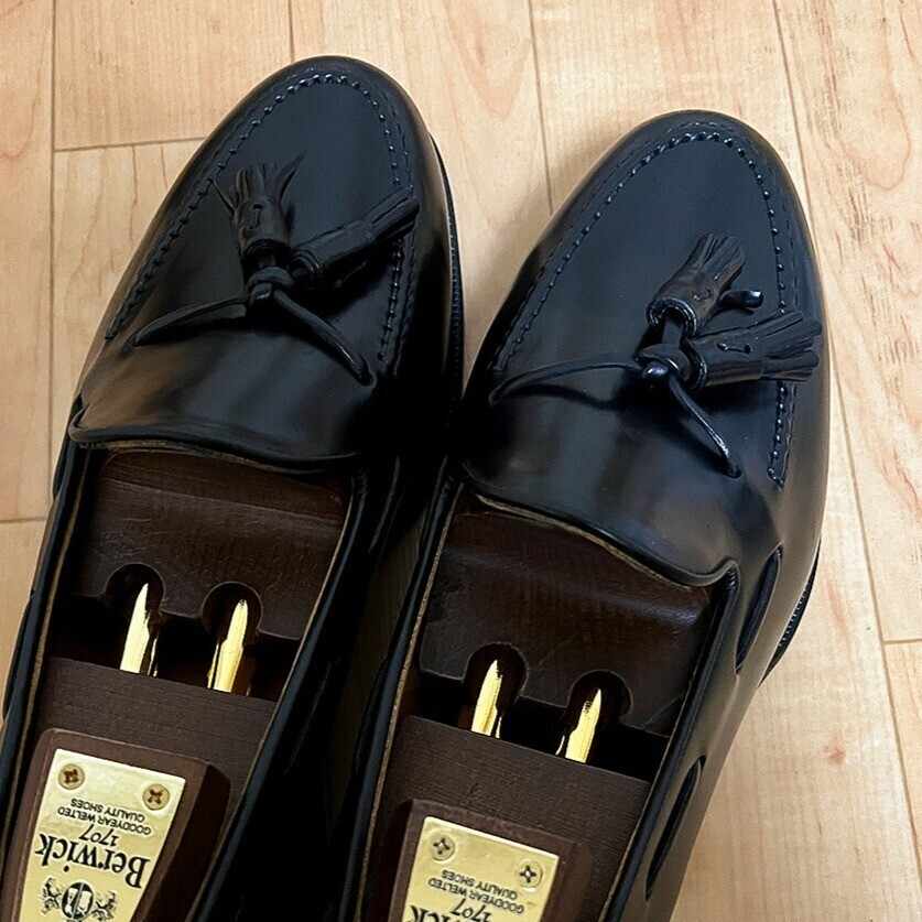 berwickのコードバン タッセルローファーと、靴下はナイガイの1,400円