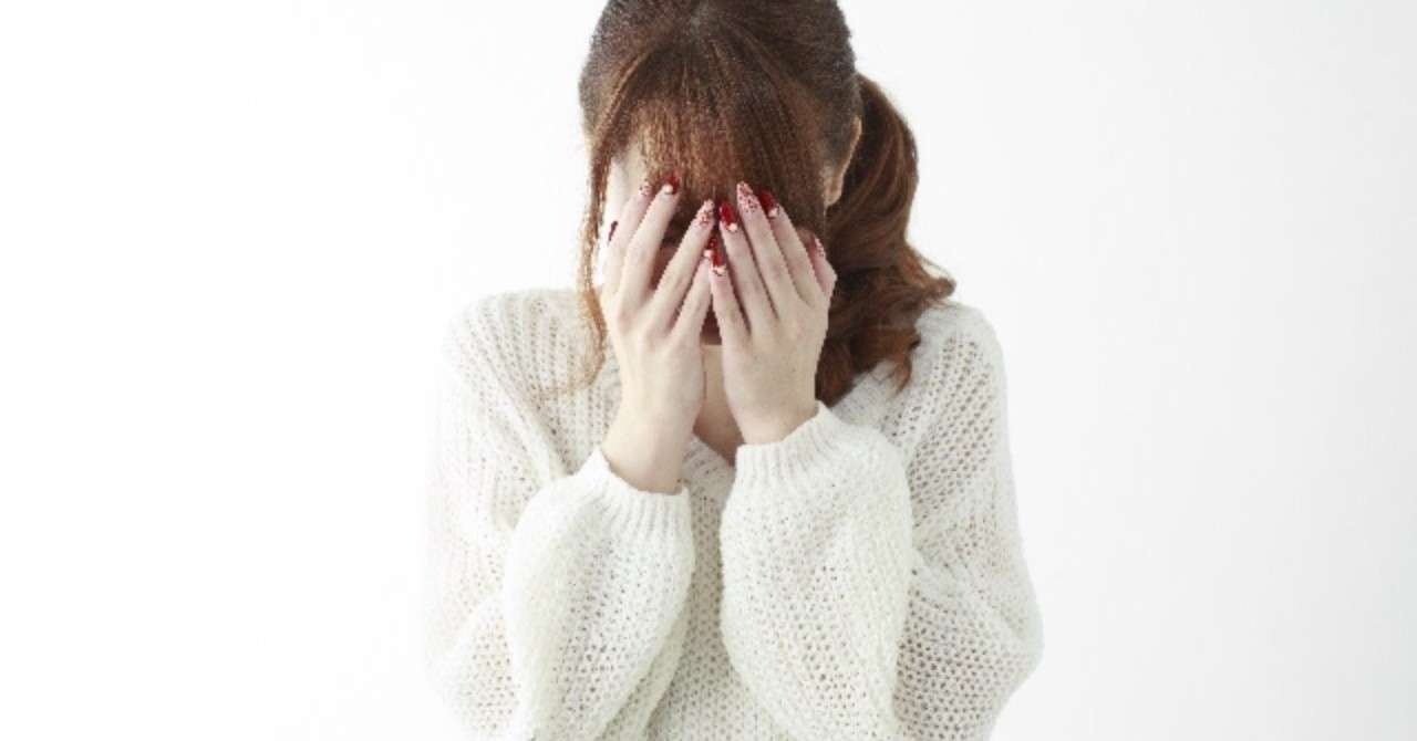 _photo_AC_顔を覆う女性2