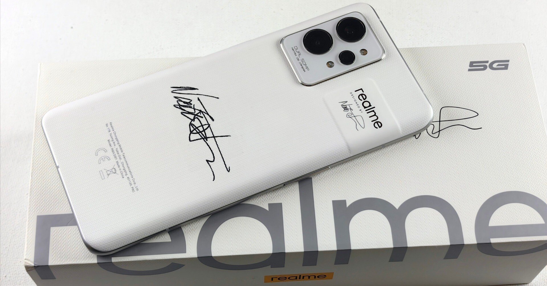 日本でrealme GT 2 Proに深澤直人氏のサインをいただいた｜山根康宏