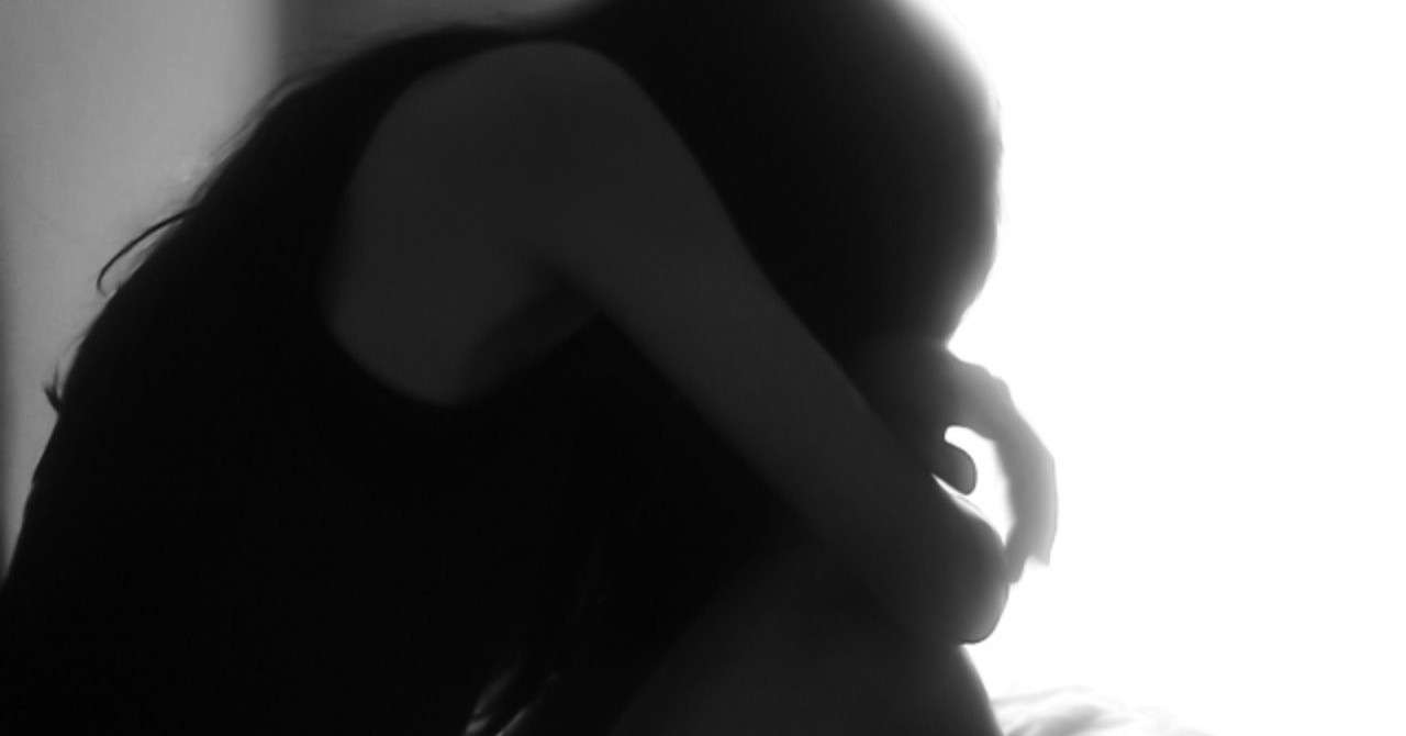 _photo_AC_しゃがみ込む女性