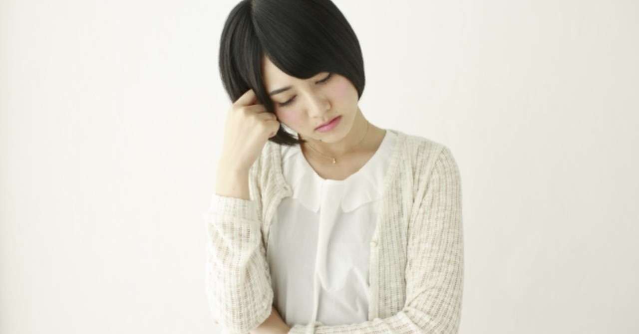 _photo_AC_首をかしげて悩む女性
