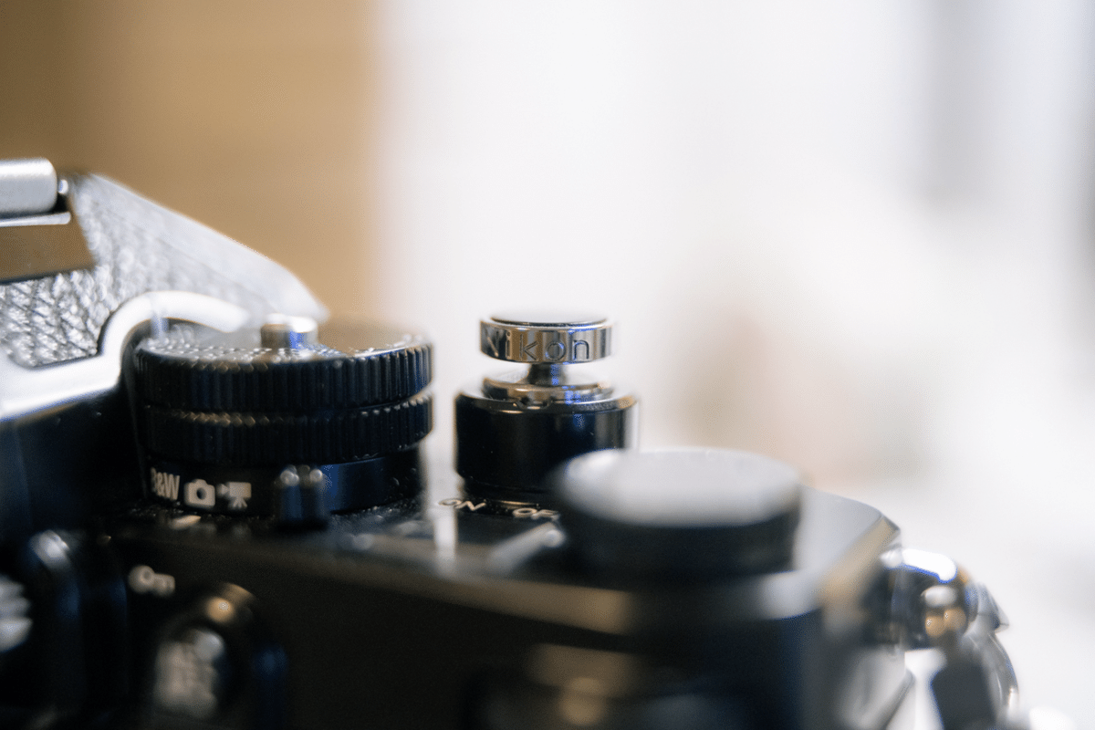 Nikon Zf ストラップとSDカードとレリーズボタン付き Nikon Zf