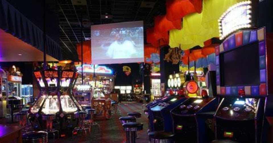 お酒が飲めるゲームセンター デイブ バスターズ D B カカアコ一番の遊びスポット ハワイ先生 Note