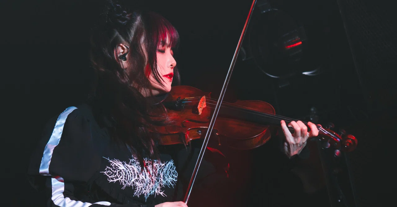 Jill performing live with her violin in an intense solo shredding moment.