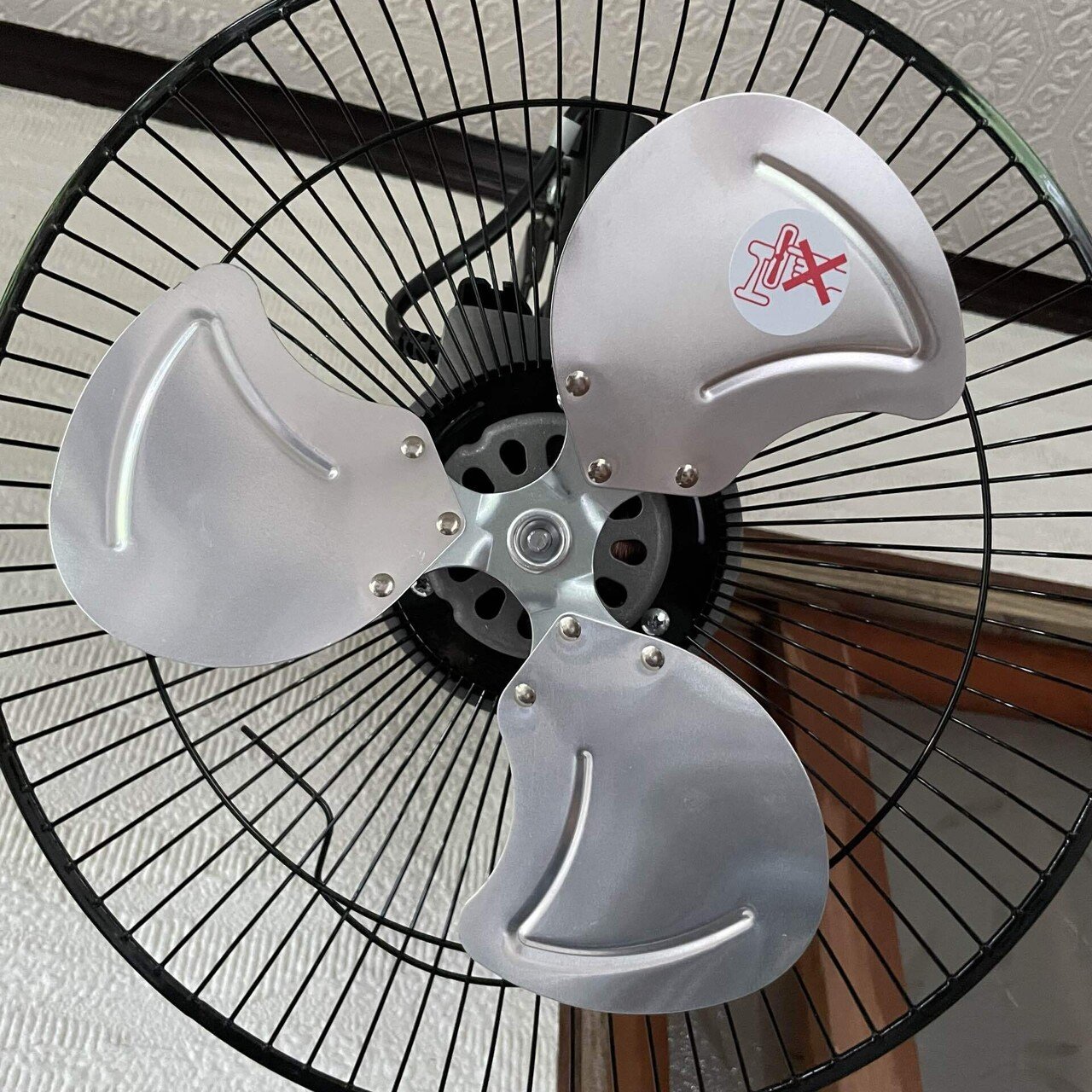 Ancient Wind 壁掛け扇風機 メタリック仕上げ