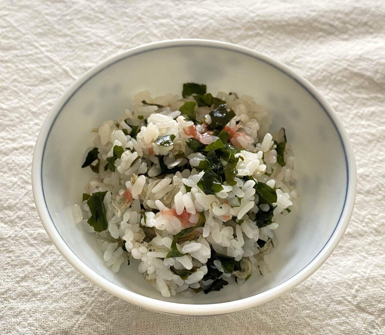じゃこわかめ梅ご飯】包丁いらずの定番トリオを丸ごと味わう混ぜご飯