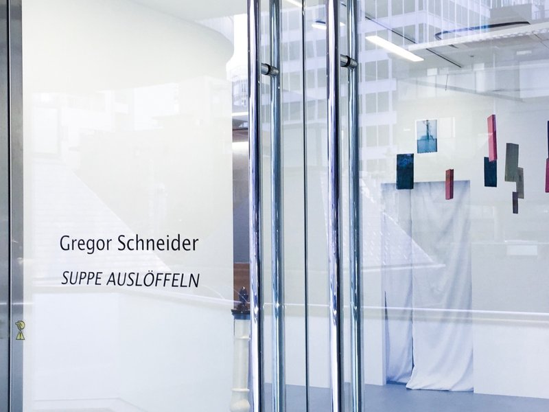 部屋は歩くことの出来る立体的彫刻 グレゴール シュナイダー Holly Note