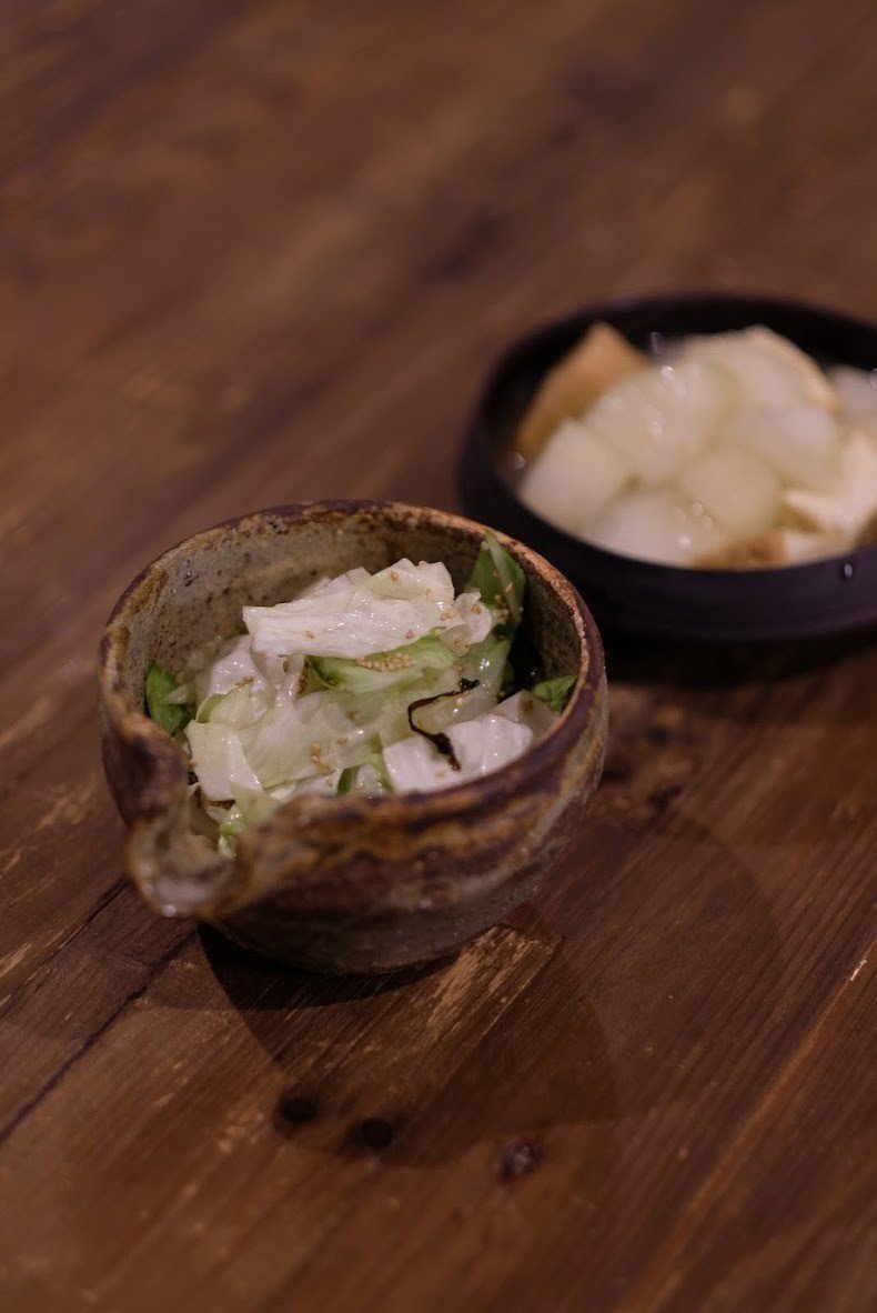 脱地味！シンプル食卓に、おちょぼ口うつわ「片口」が効く｜菅野有希子