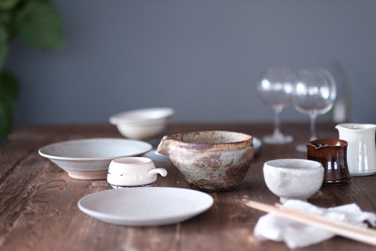脱地味！シンプル食卓に、おちょぼ口うつわ「片口」が効く｜菅野有希子