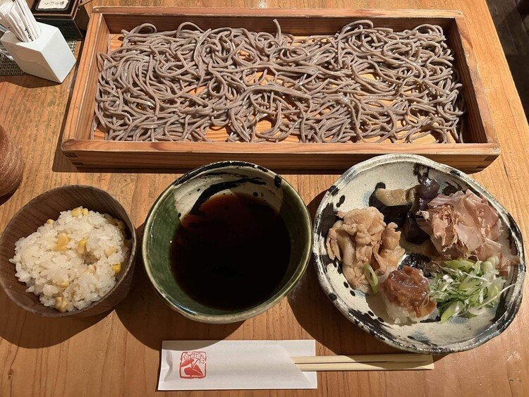 今日の昼食は板蕎麦 香り家 広島大手町店の揚げ茄子と豚しゃぶの梅みぞれそば切り。細切り。とうもろこしの炊き込みご飯。