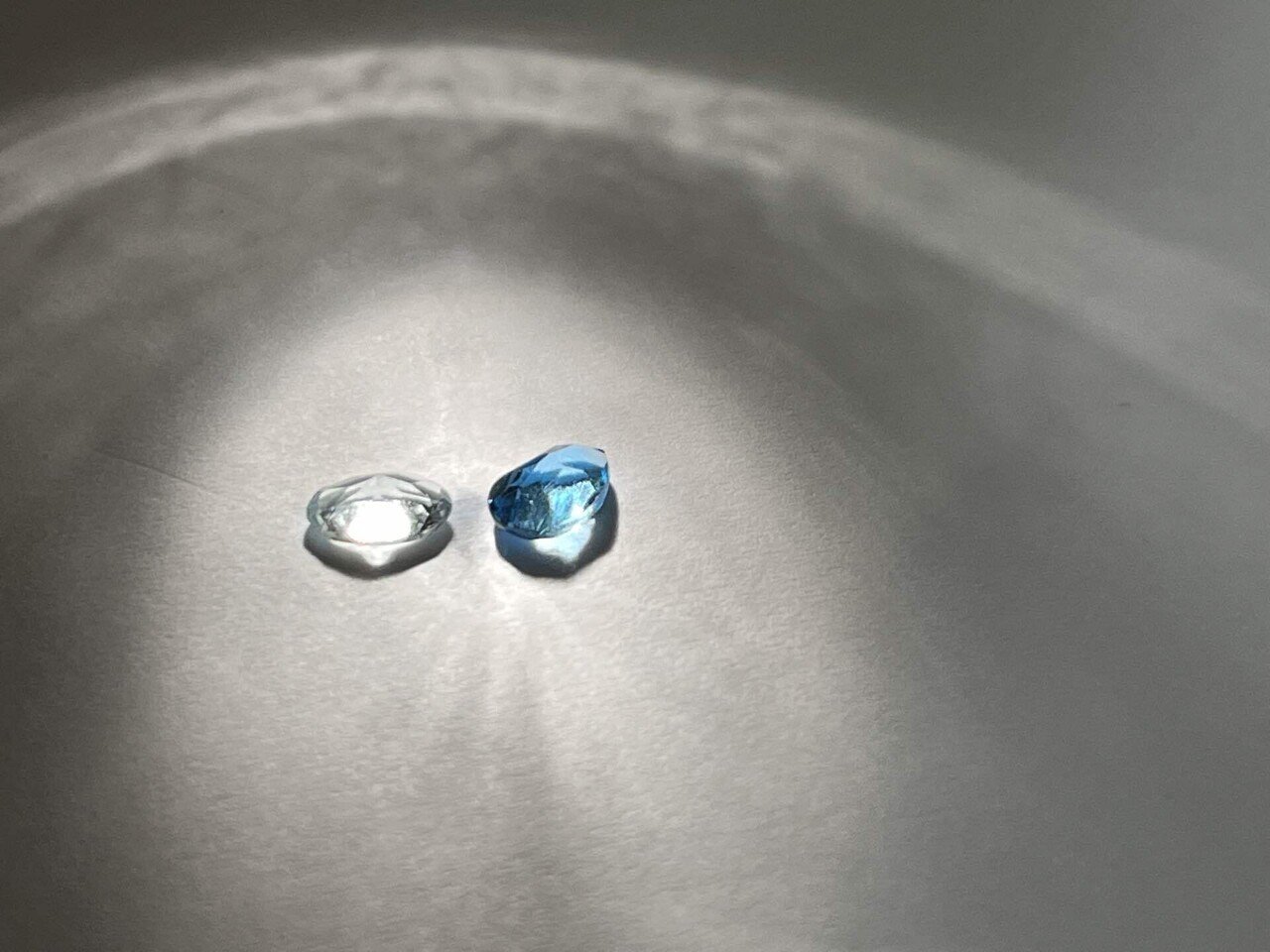 答え】アクアマリンとブルートパーズの見分け方｜ジュエリー長谷川