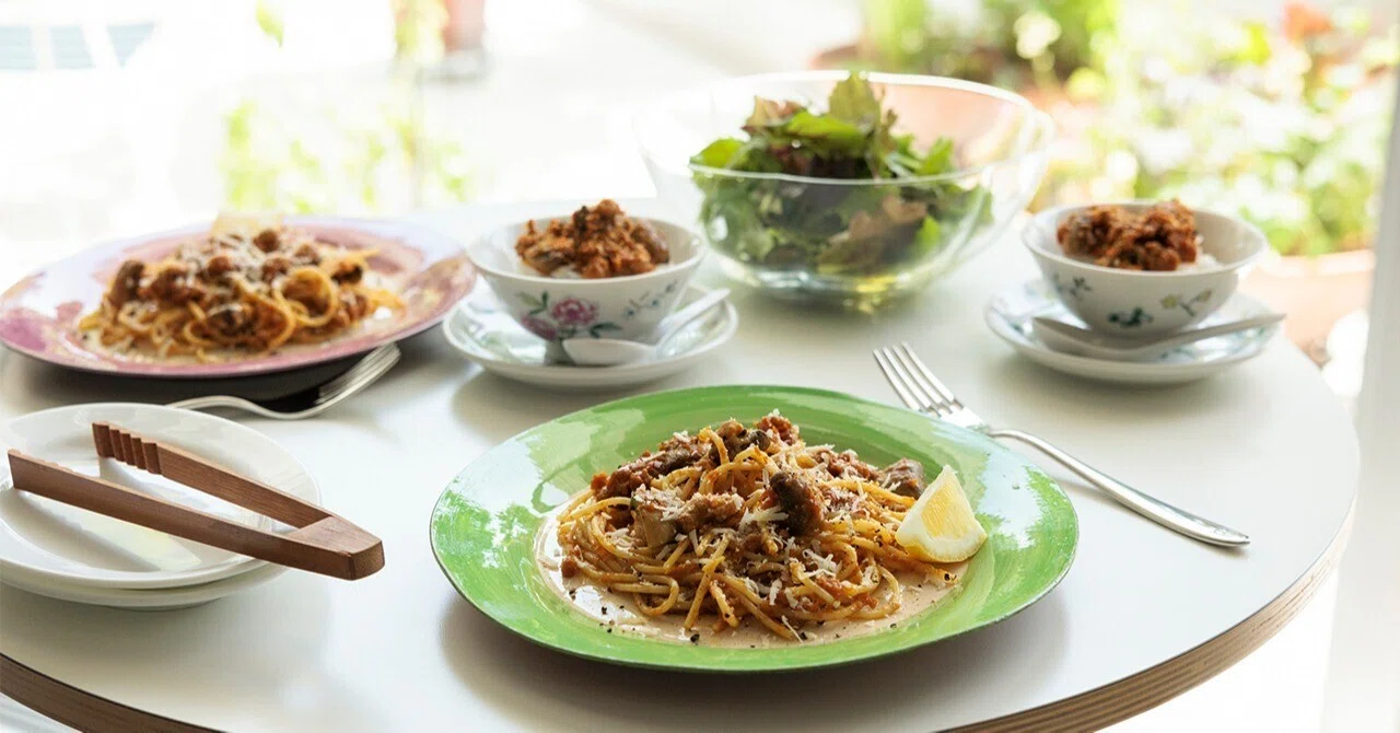 すり下ろしにんじんで作る、カレー味のパスタ｜スパイスとハーブと栗原
