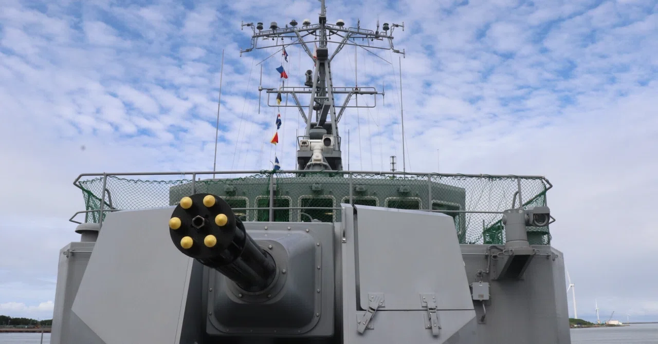 文鎮】海上自衛隊 潜水艦 あらしお & 掃海艇 軍艦 海軍 文鎮】海上自衛隊 潜水艦 あらしお & 掃海艇 軍艦 海軍