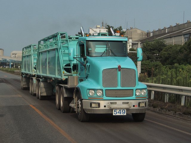 宇部興産専用道路にて。日本の車検は通らないオーストラリア製ダブルストレーラー。珍しいだけに、かっこいい。