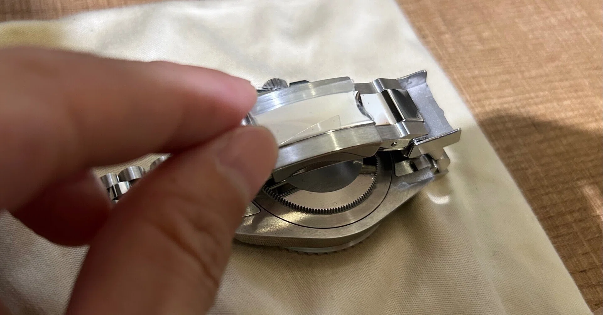 GMTマスターⅡのブレスレットの鏡面部分に保護フィルムを貼ってみる